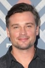 Tom Welling isTerry