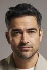 Alfonso Herrera isSimón Corona